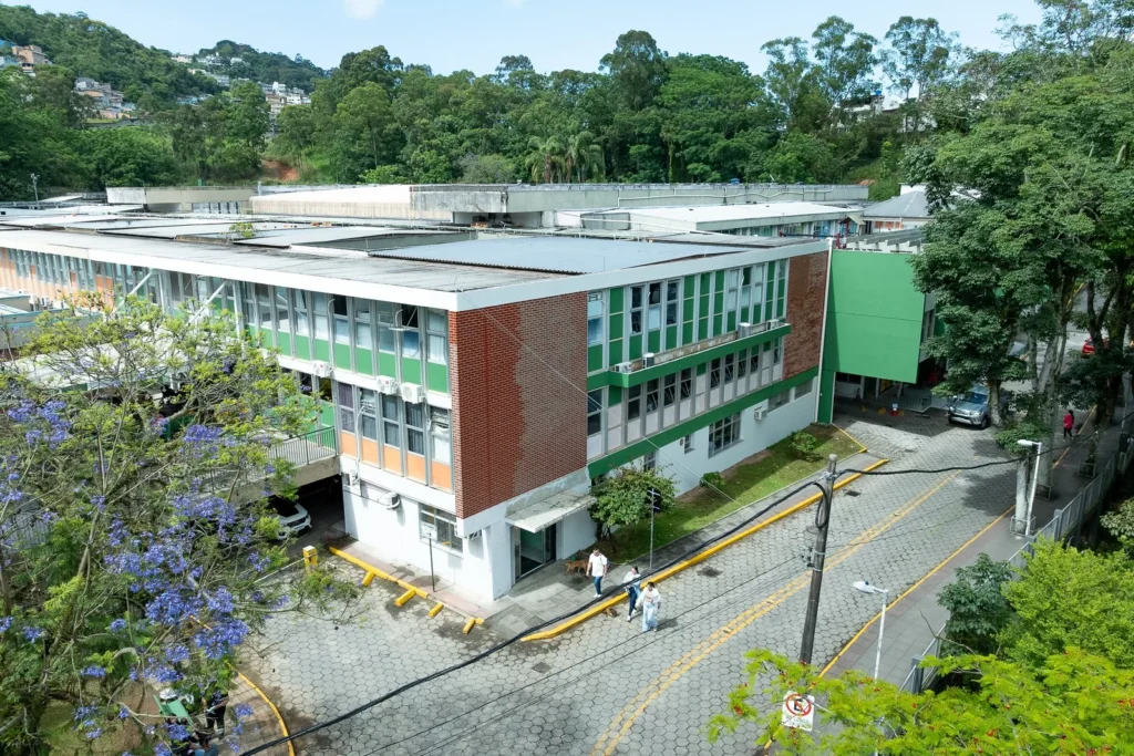 Governo de SC Entrega UTI Reformada em Hospital Infantil Após Troca de Críticas