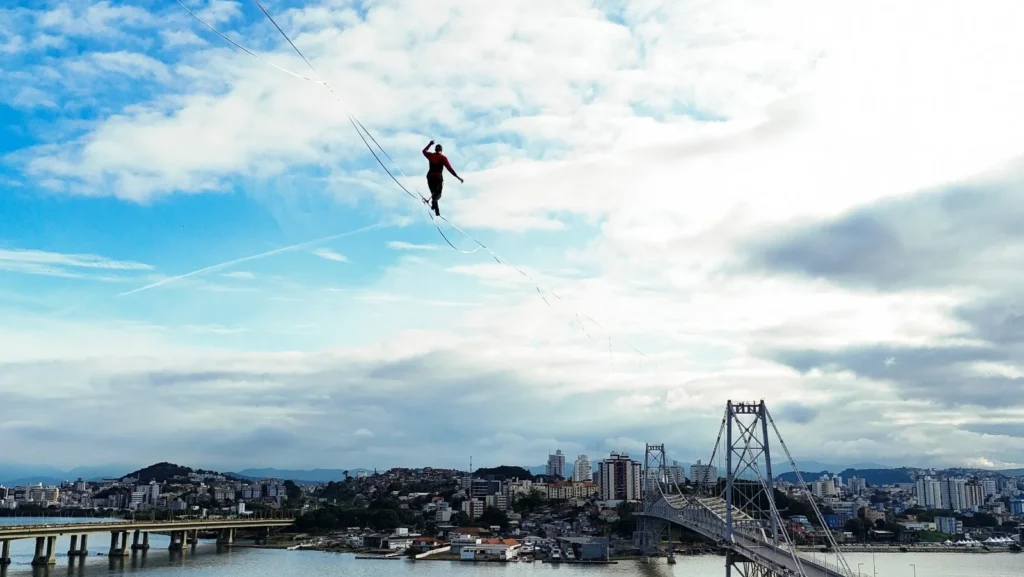 Rafael Bridi estabelece recorde de highline em Florianópolis