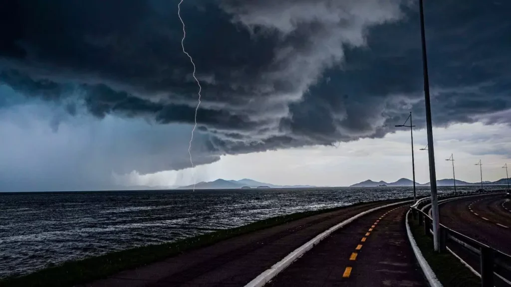 Alerta em Santa Catarina: Temporais e Mar Agitado no Feriadão do Trabalhador