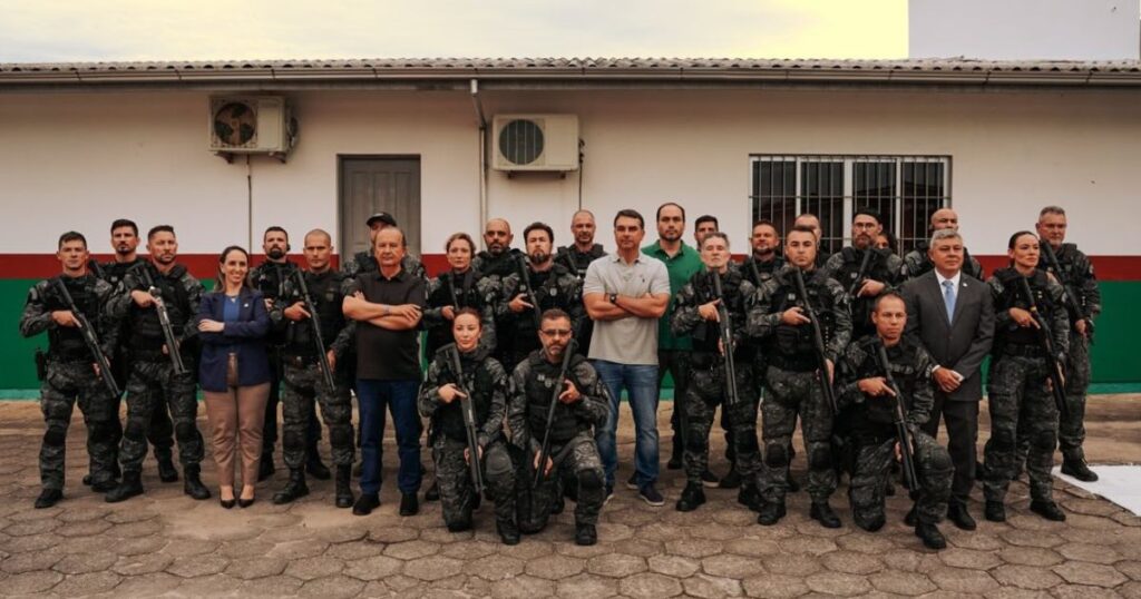 Flávio Bolsonaro em SC: Pré-Candidato à Presidência Realiza Visita ao Sistema Prisional