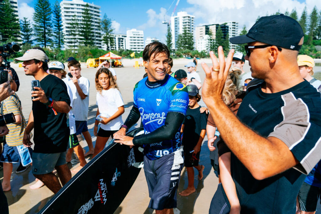 Mateus Herdy Conquista Onda 8.33 e Avança às Oitavas em Gold Coast