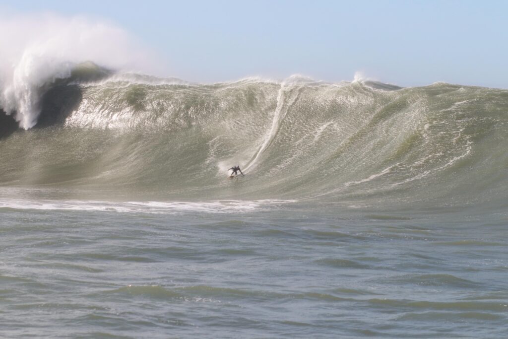 Nazaré Brasileira: Novo Recorde de Maior Onda Surfada no País à Vista