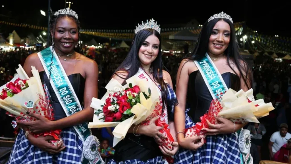 Rainha e Princesas Encantam na Coroação que Abre o São João de São José