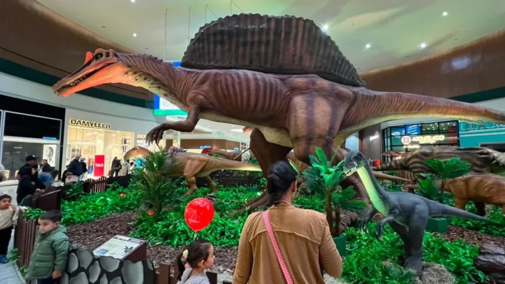 Tiranossauro Rex de 6 metros transforma shopping em São José em Mundo Jurássico