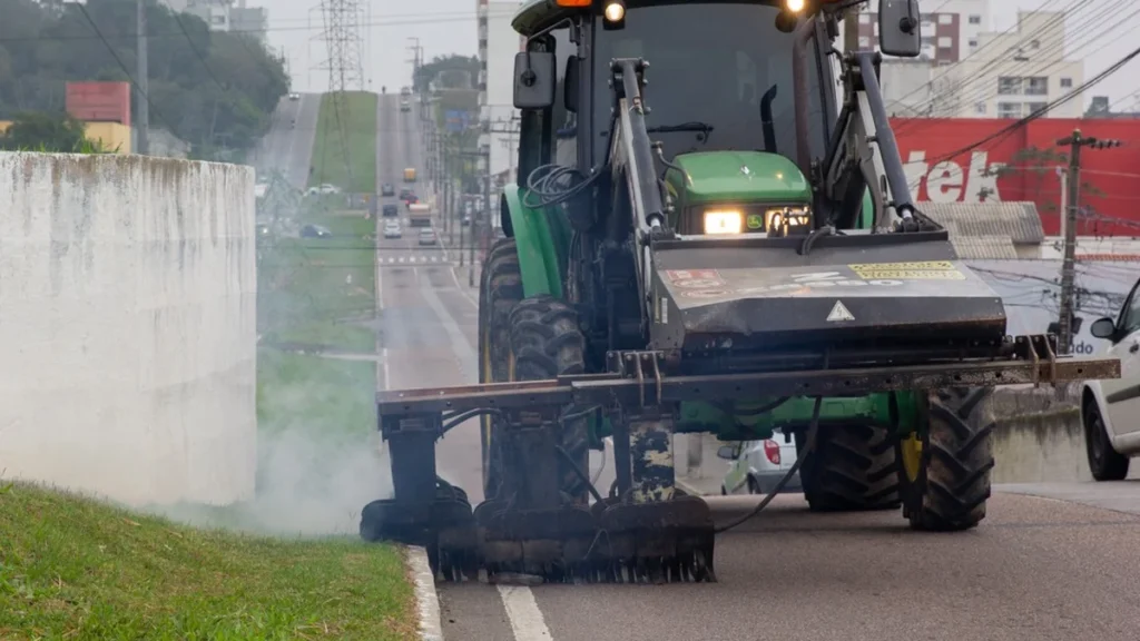 Capina elétrica revoluciona limpeza urbana na Avenida das Torres em São José