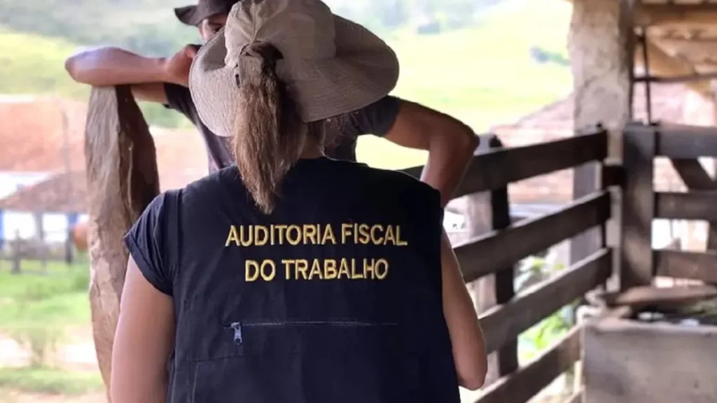Patrões de doméstica resgatada são suspeitos de fraudar o Bolsa Família da vítima Patrões de doméstica resgatada são suspeitos de fraudar o Bolsa Família da vítima