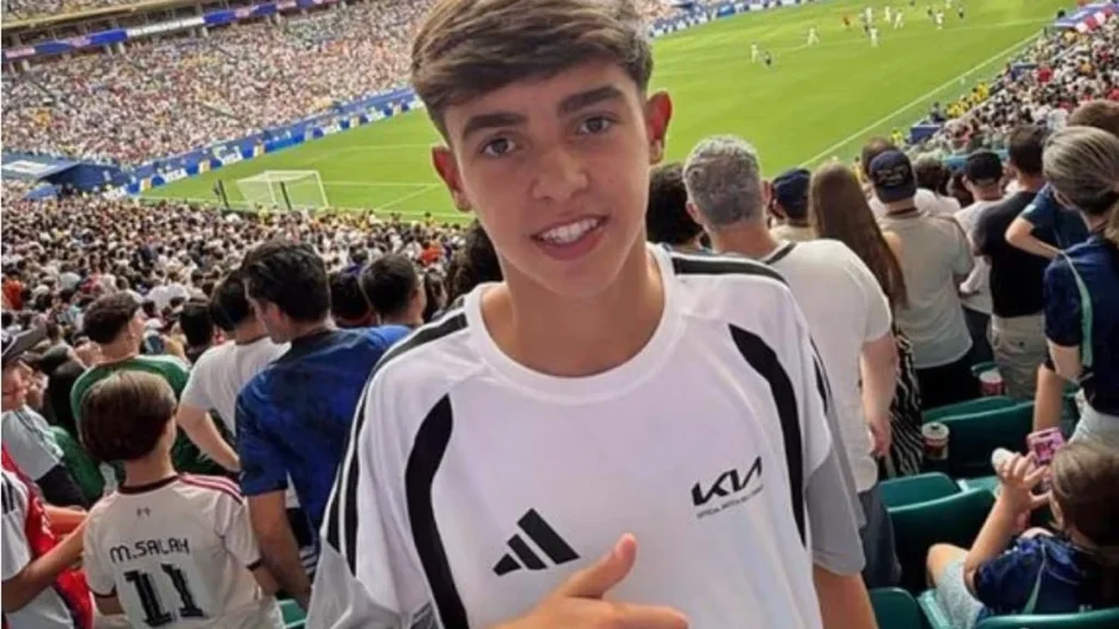 Jovem de São José dos Campos vive momento único na Copa do Mundo carregando a bola Jovem de São José dos Campos vive momento único na Copa do Mundo carregando a bola
